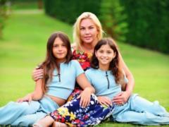 Камалия растрогала видео, как после длительной разлуки встречала дома 11-летних дочерей от экс-мужа