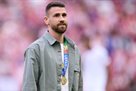 The main goalkeeper of the national team of Spain is ready before turning on the field after a difficult update