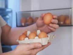Why is it bad for your health to eat eggs in water?