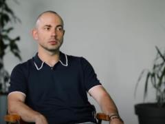 Андрей Бедняков довел до слез обращением к покойной маме, которая умерла в оккупированном Мариуполе