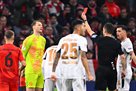 Ноєр отримав першу в своїй кар єрі червону картку