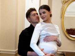 Беременная жена Остапчука в халатике на голое тело попозировала в кровати за несколько дней до появления сына