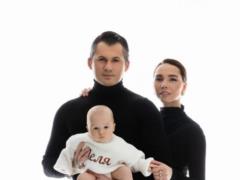 Дружина Кота на кумедних кадрах показала підрослу доньку і похизувалася її важливими досягненнями