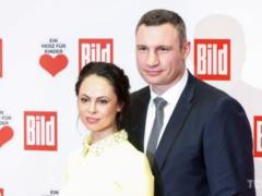 Экс-жена Кличко показала, как в Лондоне проводит время со взрослым сыном-красавцем от мэра Киева