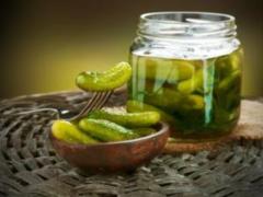 Корисні властивості огіркового розсолу: чому варто його пити