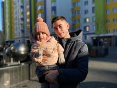 22-year-old Roman Sasanchin tenderly congratulated his daughter on her third birthday and showed how she has grown and changed