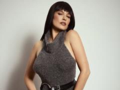 Астафьева показала себя в 3-летнем возрасте и повторила новогодний костюм снежинки из детского сада