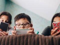 Вплив смартфонів на розвиток дітей: Ризики та наслідки