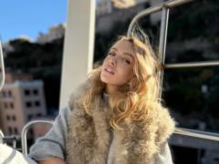 Оля Полякова здалася з 13-річною дочкою на конях та засвітила свій розкішний особняк