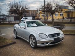 Мощный раритет: в Киеве заметили лимитированный спорткар Mercedes 2000-х