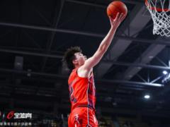 The Chinese basketball player carried the girl into the hotel near the Valise and on the other side of the city