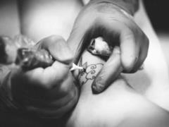 A tattoo artist got into a scandal after giving a tattoo to a 9-year-old girl: what did he draw?