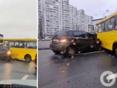 У Києві легковик протаранив автобус з дітьми. Подробиці та фото