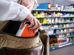 Британцы учатся в TikTok воровать в магазинах: это превратилось в  новый вид спорта 