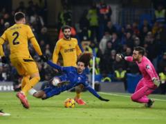 Chelsea, with a scoring error from Sanchez, beat Weulverhampton without any problems