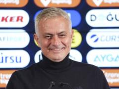 Jose Mourinho trolled Arsene Wenger, remembering his legendary down jacket