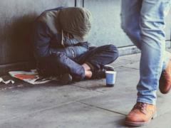 Людина, яка втратила все, заробляє майже $2000 завдяки одному напису на табличці