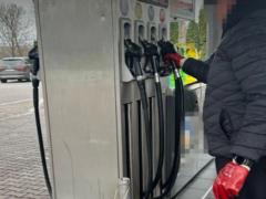 At many gas stations, Ukrainians were filled with counterfeit gasoline instead of gasoline: where they sold “bodyaga”