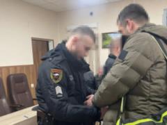 Поставляв на фронт непридатні кулемети через корупційні схеми: суд заарештував екс-чиновника Міноборони