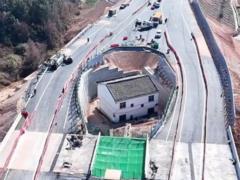 In China, a man did not want to leave his house: now he lives in the middle of the highway