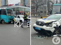 У Києві мінібус пробив дві машини поліції: відео з місця події