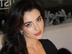 Анна Тринчер прямо на концерте ударила танцовщицу микрофоном по лицу