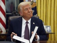 Colombian President changes his mind not to take his citizens from the US after Trump s economic threats