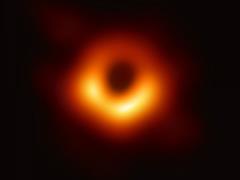 Первая в истории сфотографированная черная дыра меняется: что выяснили астрономы