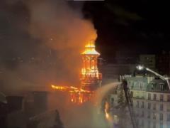  Напоминает Нотр-Дам : в Париже загорелась историческая ратуша, может обвалиться колокольня