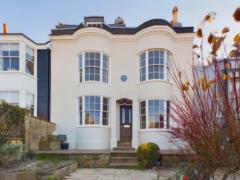 The usual house hides a centuries -old secret in the depths of the garden