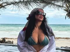 Ванда Нара показала пикантные фотографии с отдыха на яхте