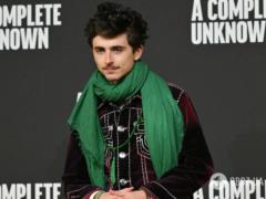 Тимоти Шаламе запустил тренд на шарфы: необычные образы звезды