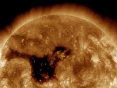 A coronal hole with a width of 800,000 km appeared in the sun: what threatens our planet