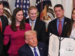  Объединил демократов и республиканцев : Трамп подписал закон об аресте и депортации мигрантов, обвиняемых в преступлениях