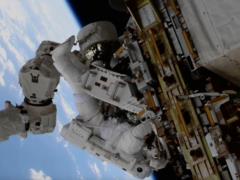 Застрявшая на орбите астронавт NASA установила новый рекорд в открытом космосе
