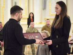 Zelensky noted the highest state awards of defenders of Ukraine and handed over the orders to the relatives of the dead heroes