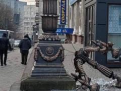 Він зламав вікно у відділі поліції та пошкодив міський ліхтар: п’яний громадянин Великобританії був затриманий у Тронополі