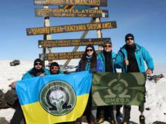 Готовились четыре месяца: пять украинских бойцов после ранений и ампутаций покорили самую высокую гору Африки.