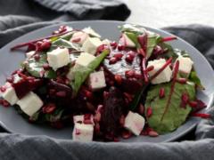 Вкуснее, чем винегрет: рецепт самого полезного и простого салата из свеклы