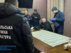 Волонтер Днепропетровський за хабар у розмірі 11 000 доларів США обіцяв  