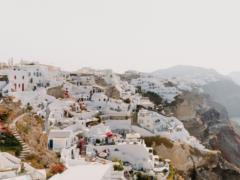 Tourists in panic leave Santorini, and the authorities are preparing for the eruption of the century