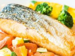 How delicious to bake fish with carrots and onions in the oven: a win -win option that everyone will like