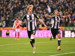 Newcasl outplayed the arsenal for the second time and went to the final of the Cup of the English League