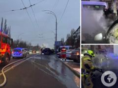 In Kyiv on Solomenka, BMW caught fire during movement. Details of emergency and photo