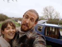 The couple sold a house on the seashore to live in a small boat: what is their secret