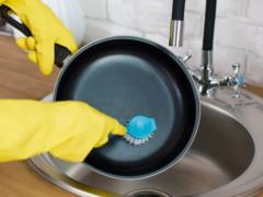 How to quickly wash the frozen from a pan: simple life hack