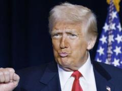 Назад к пластику: Трамп анонсировал указ об отказе от бумажных соломинок