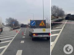 Под Киевом в результате ДТП перевернулся грузовой микроавтобус: движение авто ограничено, есть пострадавший.