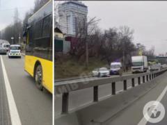 В Киеве произошло тройное ДТП с участием грузовика: возникла пробка, на месте работали врачи. Фото и видео