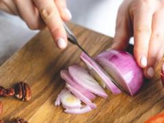 Как нарезать лук и не плакать: элементарный лайфхак, который подойдет всем